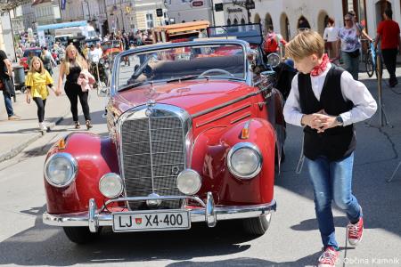 Mednarodna revija starodobnikov v Kamnik privabila ljubitelje klasičnih vozil (50)